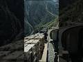 Trem militar transportando equipamentos e peças de artilharia entre montanhas. @crIAtivo-BR 🪖