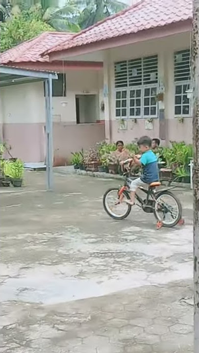 Video lucu ngakak anak kecil jatuh dari sepeda