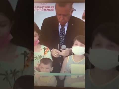 Cumhurbaşkanı Erdoğan, kurdeleyi erken kesen çocuğa tepki gösterdi