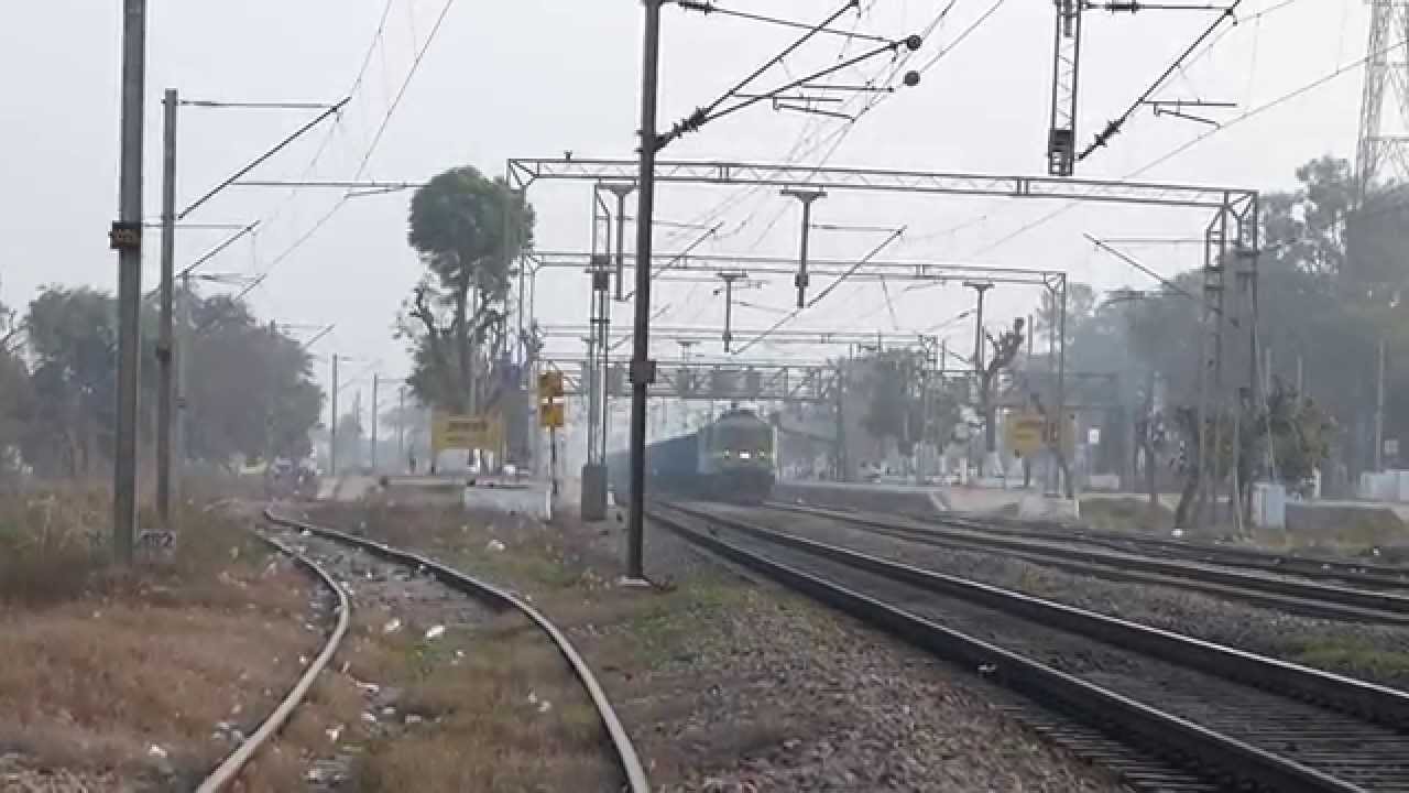 Gomoh shed loco silently skips Asaoti station with a freight in tow