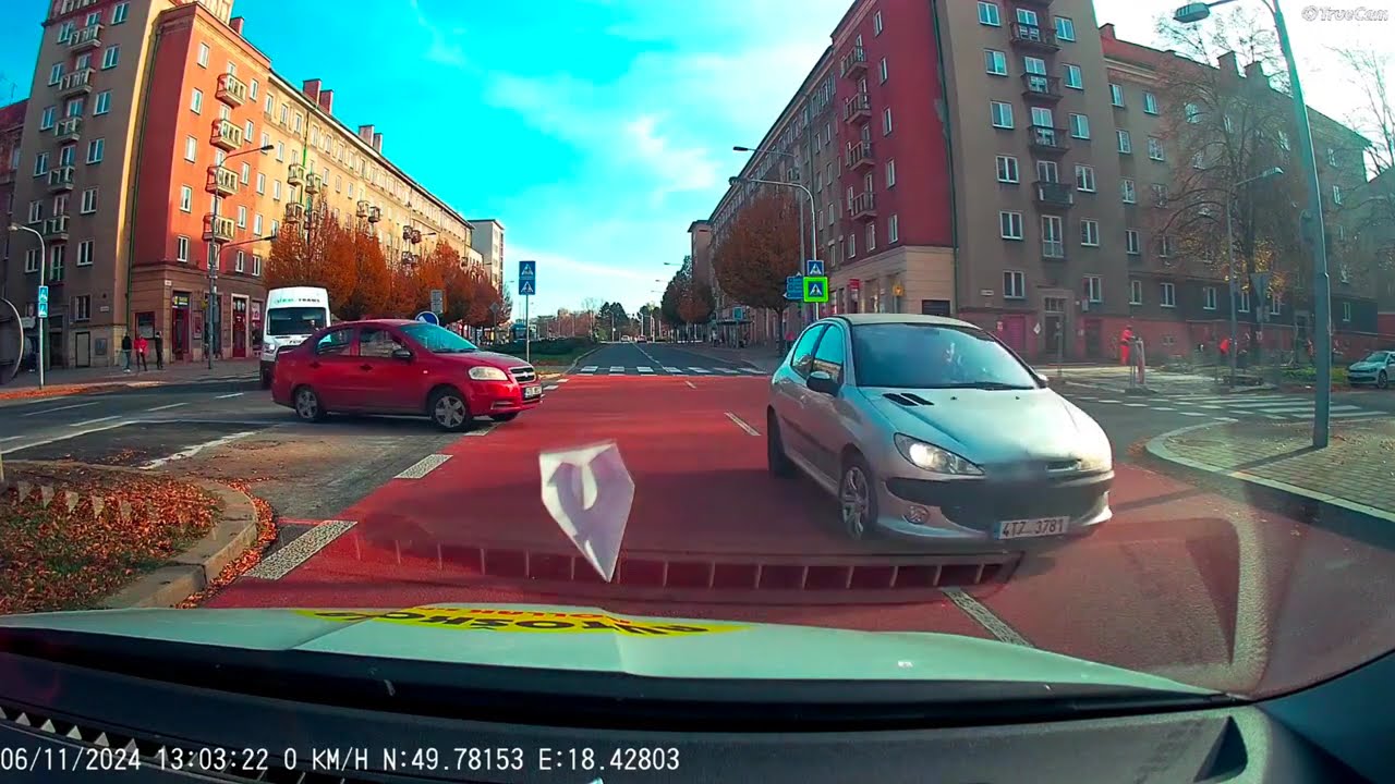 Autoškola v Havířově. Někdo dělá MMA, jiný skáče s padákem, my učíme žáky řídit.