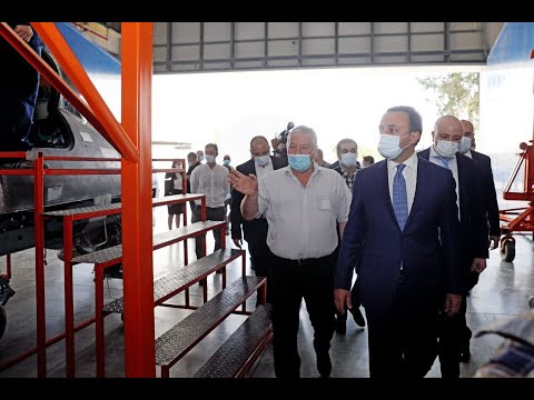 პრემიერმა საფრენი აპარატების ახალი საამწყობრო საწარმო დაათვალიერა და  საჩვენებელ ფრენას დაესწრო