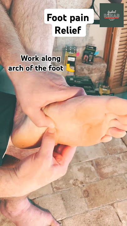 Plantar fasciitis massage technique to alleviate foot pain 🦶💯🔥#athlete #massage #painrelief