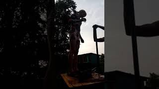 50 кг бабка, забиваем трубы для воды. Жена рвёт все стереотипы😍