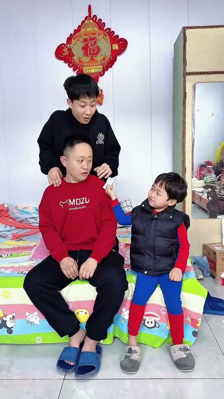 兄弟俩配合默契，爸爸又被套路了吧！#Cute baby#Cute#呆萌小米宝#聪明宝宝#萌娃