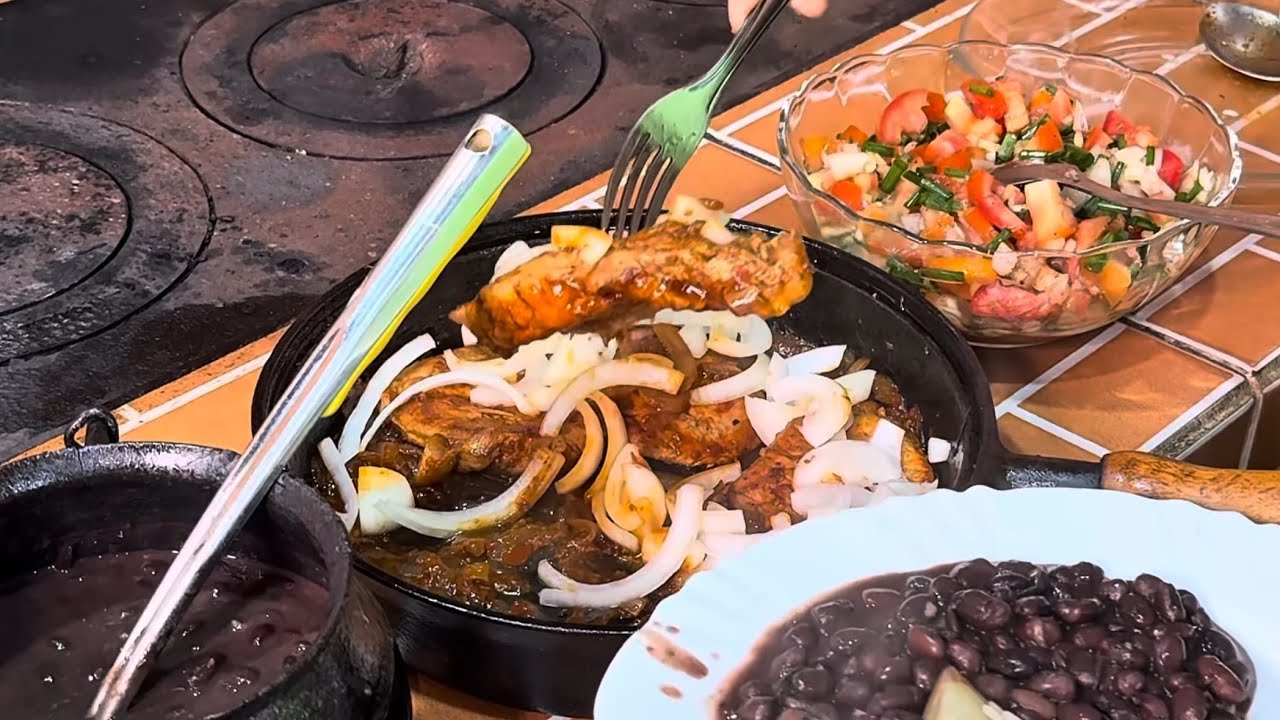 ALMOÇO DE HOJE COM FEIJÃO PRETO, VC COME CARNE DE PORCO COM PEPINO???