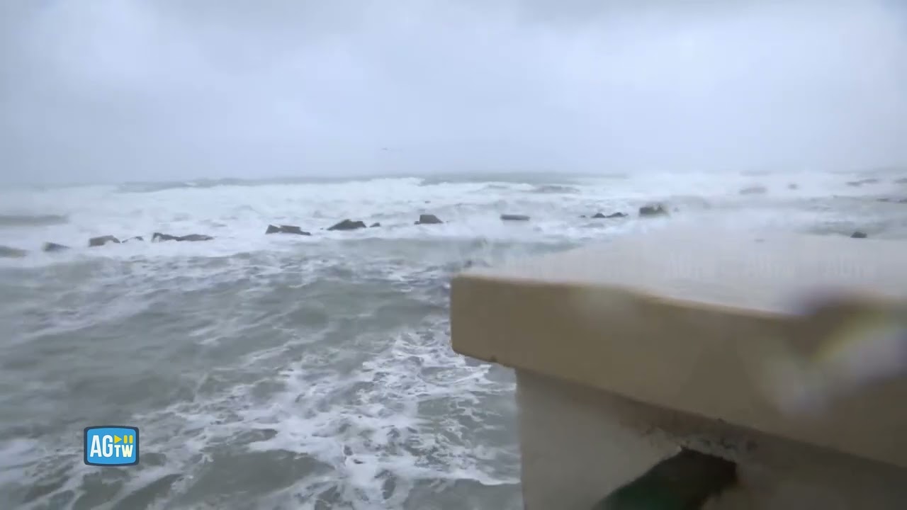 Sicilia, allarme maltempo, le immagini della mareggiata dall'Isola di Ortigia