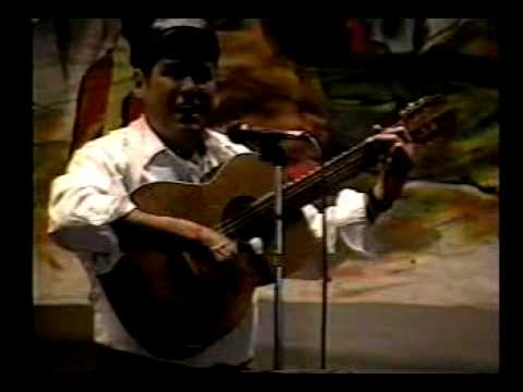 Watch the video for Cura y guerrillero