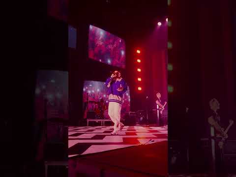 Video Coez Live 2025: il tour autunnale nei palasport - Clip 3: E yo mamma