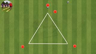 un jeu de passes courtes en triangle en football