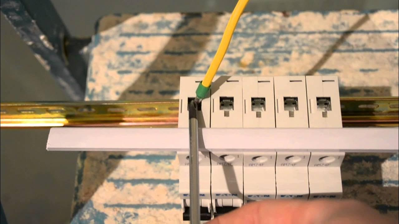 Как соединить автоматы шиной. Перемычки для автоматов в электрощитке. Шина соединительная (гребенка) 1-фазная для автомата. Абб нулевая шина для сборки щита. Как соединить автоматы шиной.