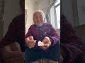 El papel envuelve el fuego, pero se abre dañado. #VidaRural #Abuela