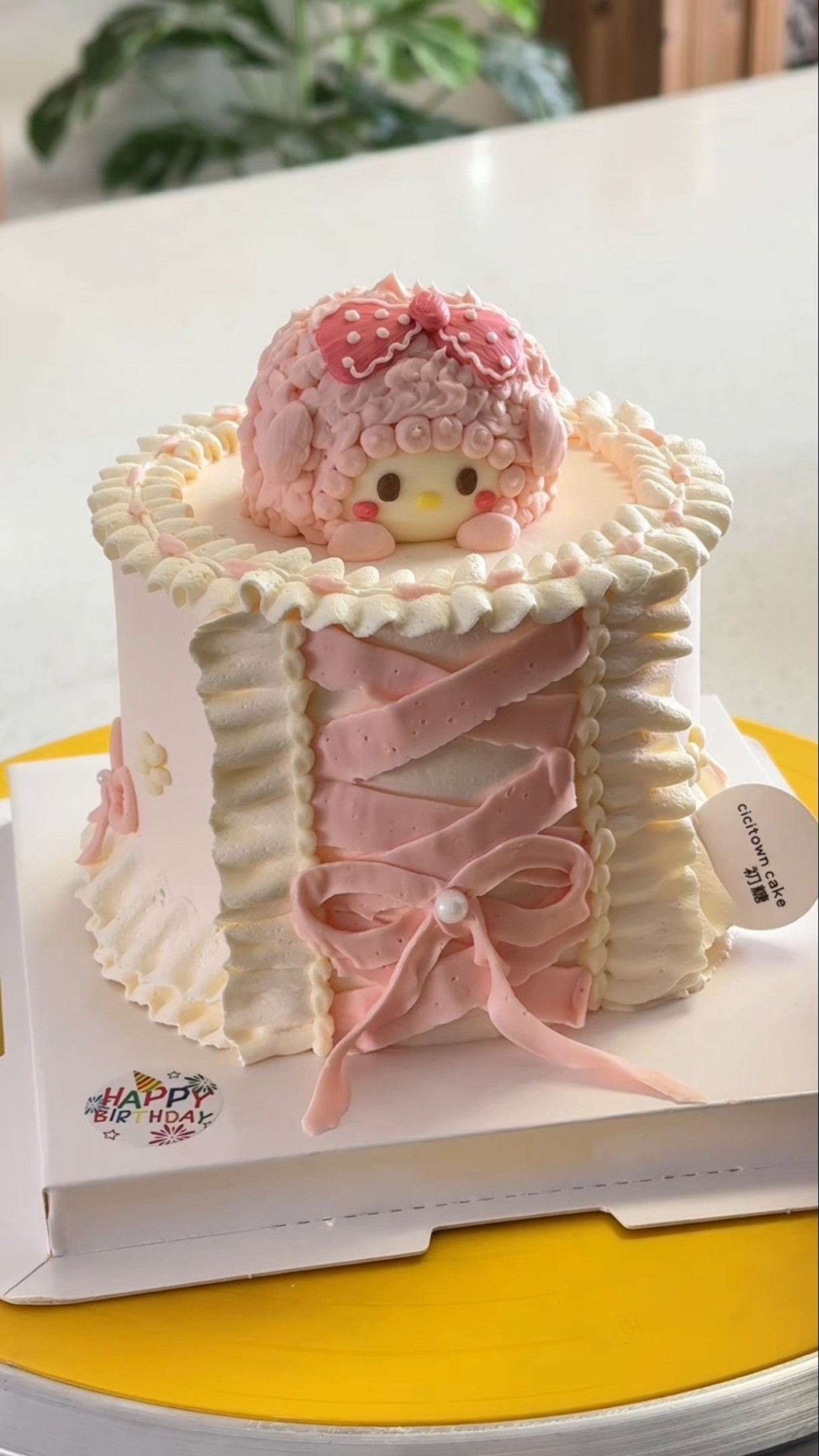 The super cute lamb piano cake is here~ How can there be such a cute cake in the world? If you like