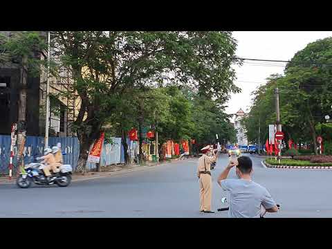 Video [HaiPhongTV] Đoàn xe dẫn đường đón Chủ tịch Quốc hội... - youtube