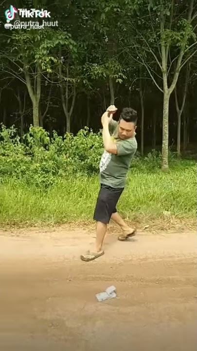 Video lucu..Nemu duit di jalan yg diambilnya Karetnya doang😂🤣