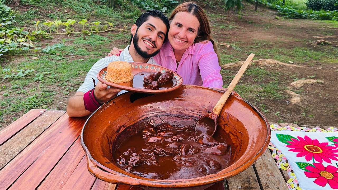 Un rico MOLE SINALOENSE para celebrar a nuestra Reina!!