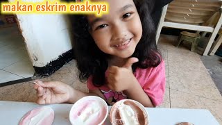Nyamm makan es krim||makan es krim walls dua rasa