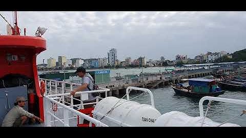 1 Góc thị trấn Cô Tô nhìn từ tàu TUẦN CHÂU Express 1.