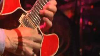 Steve Howe&#39;s unusual Guitar Solo