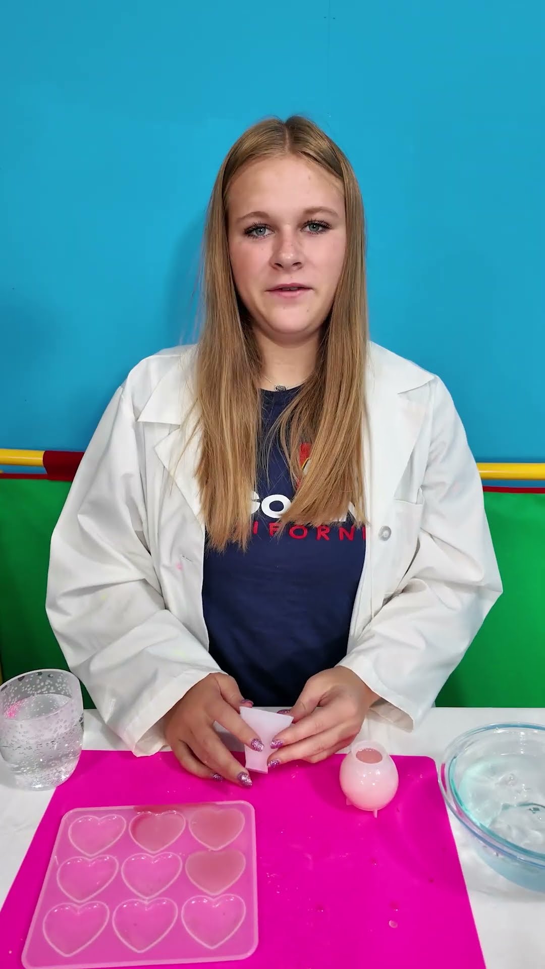 Assistant Uses Temperature to Makes Color Changing Charms #familyfun #craft #scienceforkids
