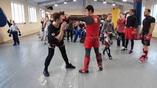 Отработка встречных ударов руками в парах. Техника бокса.