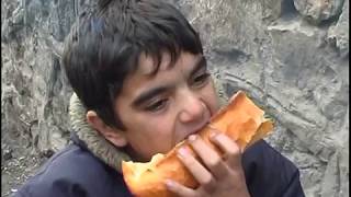 Yeti̇mler Fi̇lmi̇ - Güzel Bi̇r Bölüm - Ekmek Paylaşimi