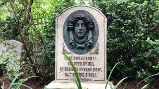 Madame Leota opens her eyes in the Haunted Mansion line queue