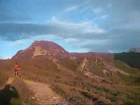 Léa teste le velo electrique Matra en montagne