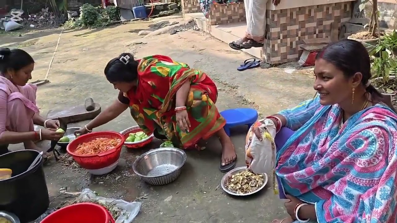 একাদশীতে সবাই একসাথে প্রসাদ নেব সেজন্য সবাই একসাথে রান্নাবান্না হচ্ছে 