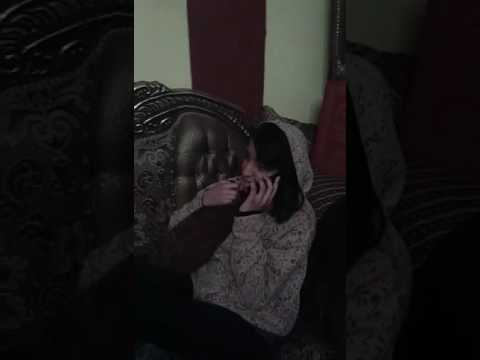 البنت لما تكلم حبيبها في الموبايل واختها تسمعها 