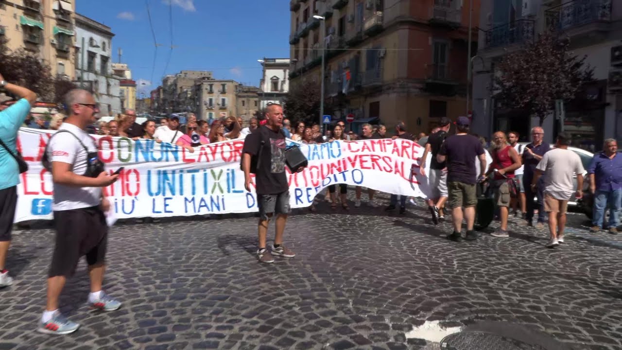 LIVE Napoli, corteo contro sospensione Reddito di Cittadinanza: diretta video