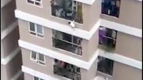 Sau vụ em bé rơi từ tầng 12 chung cư, cha mẹ lật đật lắp lưới chắn ban công