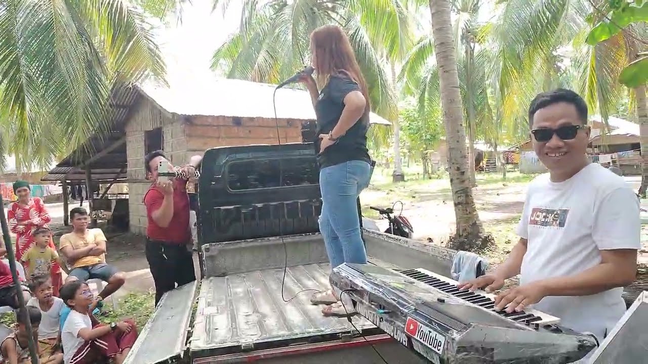 yung simple ka lang kumembot pero tutok lahat sayo, si kuya na naga video
