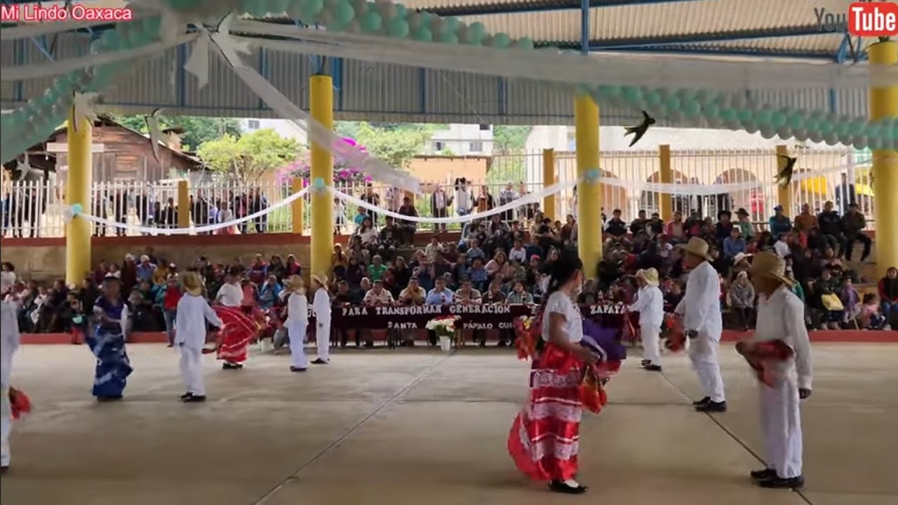 ✅️😃Con este hermoso vestido colorido bailó Almita en la clausura
