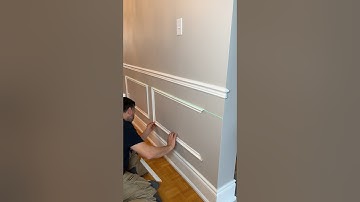 Easy DIY wainscoting to add some class to this dining room. #diy #wainscoting #moulding #diyprojects