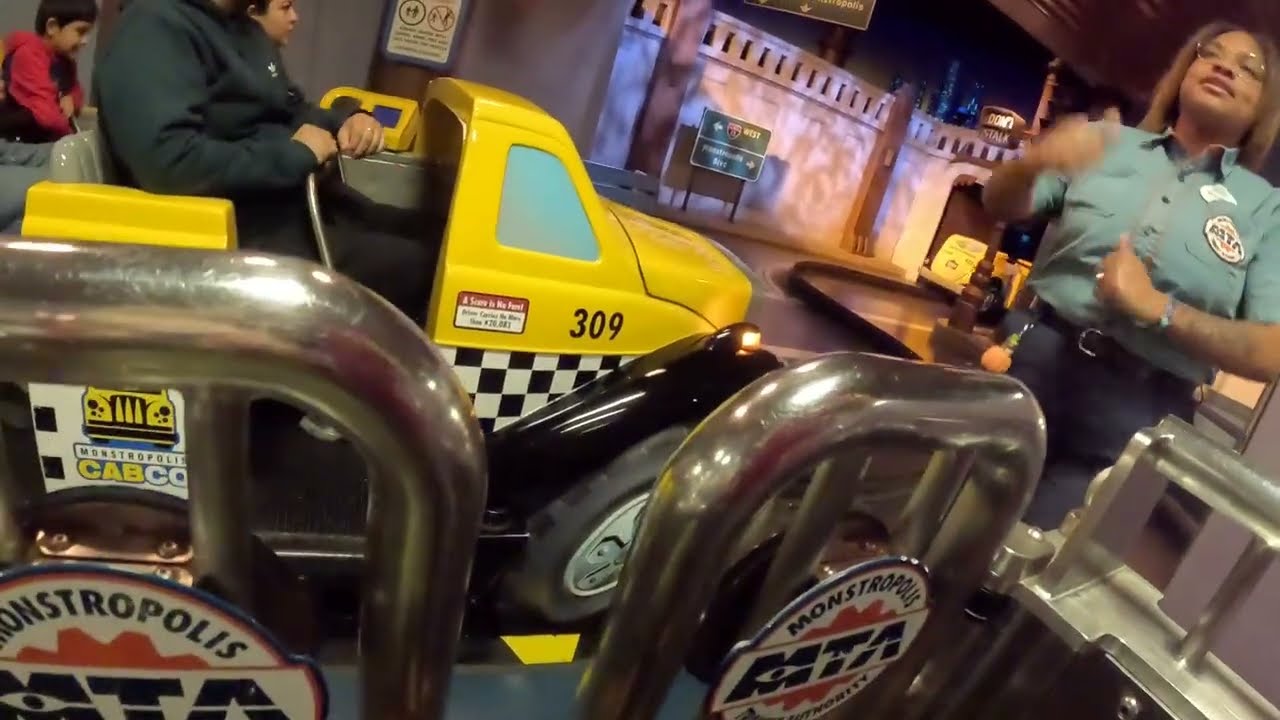 23.01.2026: Парк развлечений Disney California Adventure - Корпорация монстров - Майк и Салли спе...