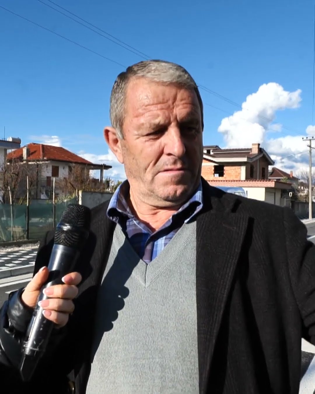 Shtyllat në mes të rrugës, firma që e asfaltoi i la ashtu. Fiksi zgjidh problemin - Fiks Fare