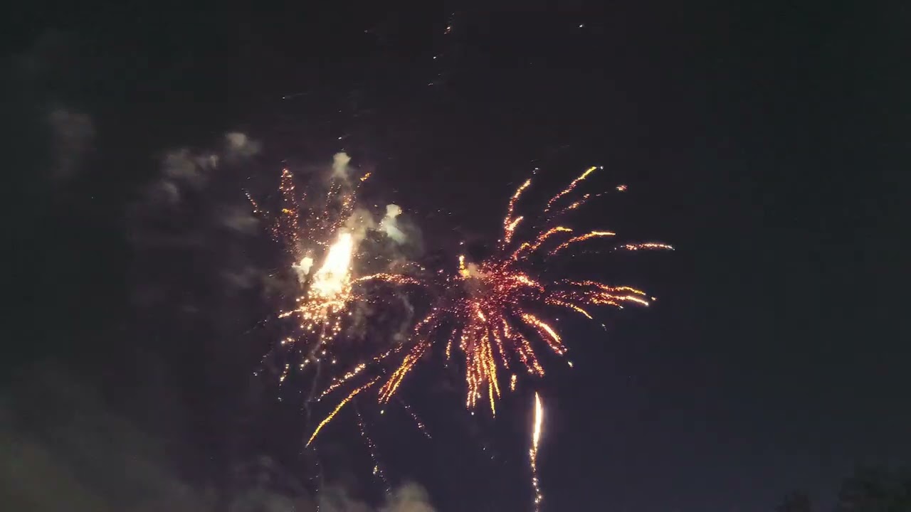 Feux d'artifice a Mauge sur Loire avec @saintebarbeartifices6085 le 28/06/2025