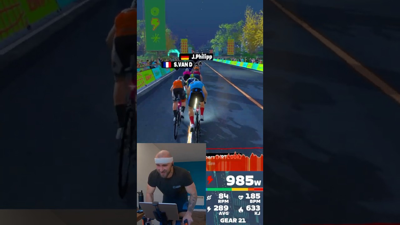 A FIGHT TO THE FINISH - Tour De Zwift Stage 1 Race 'Turf N Surf'