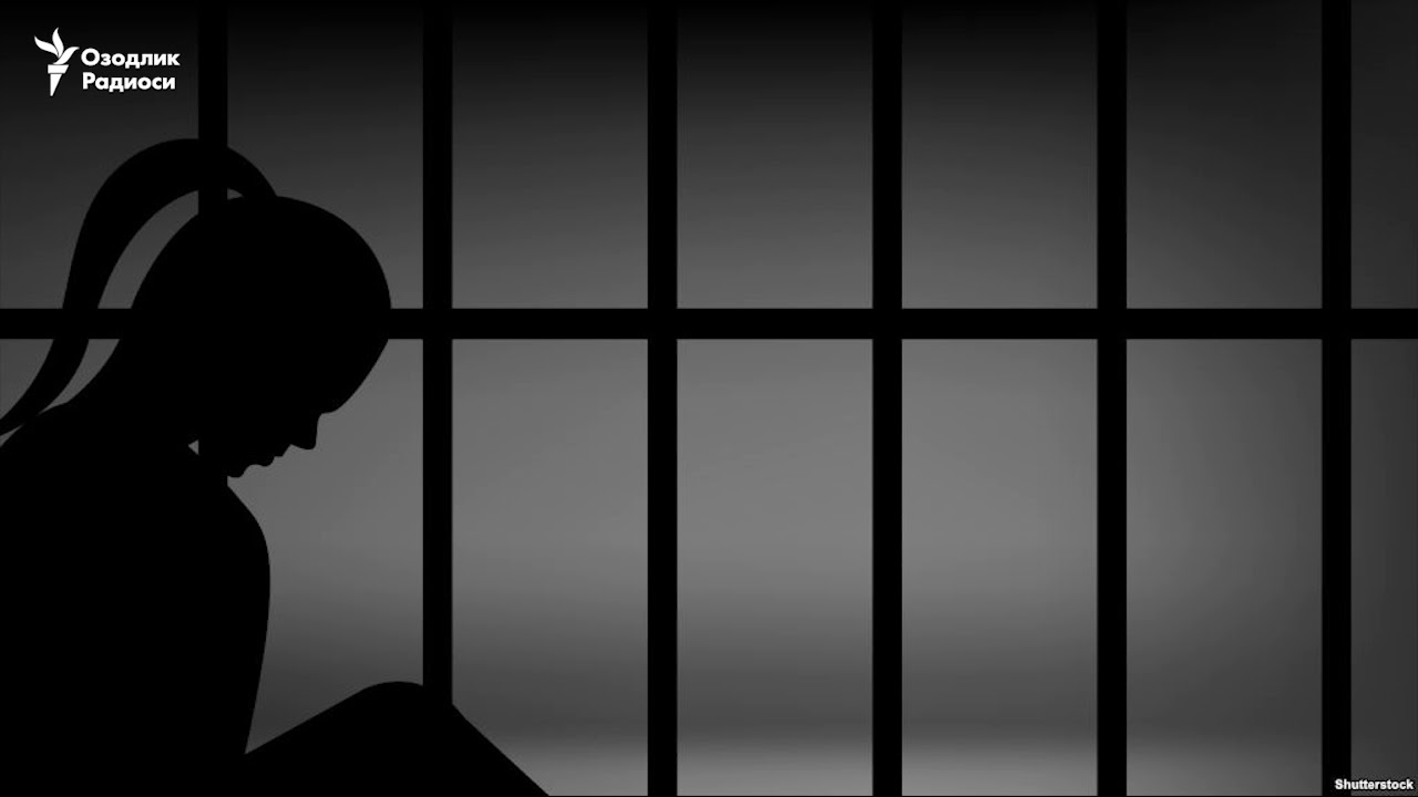Телочкам за решеткой приходится угождать грозной охраннице