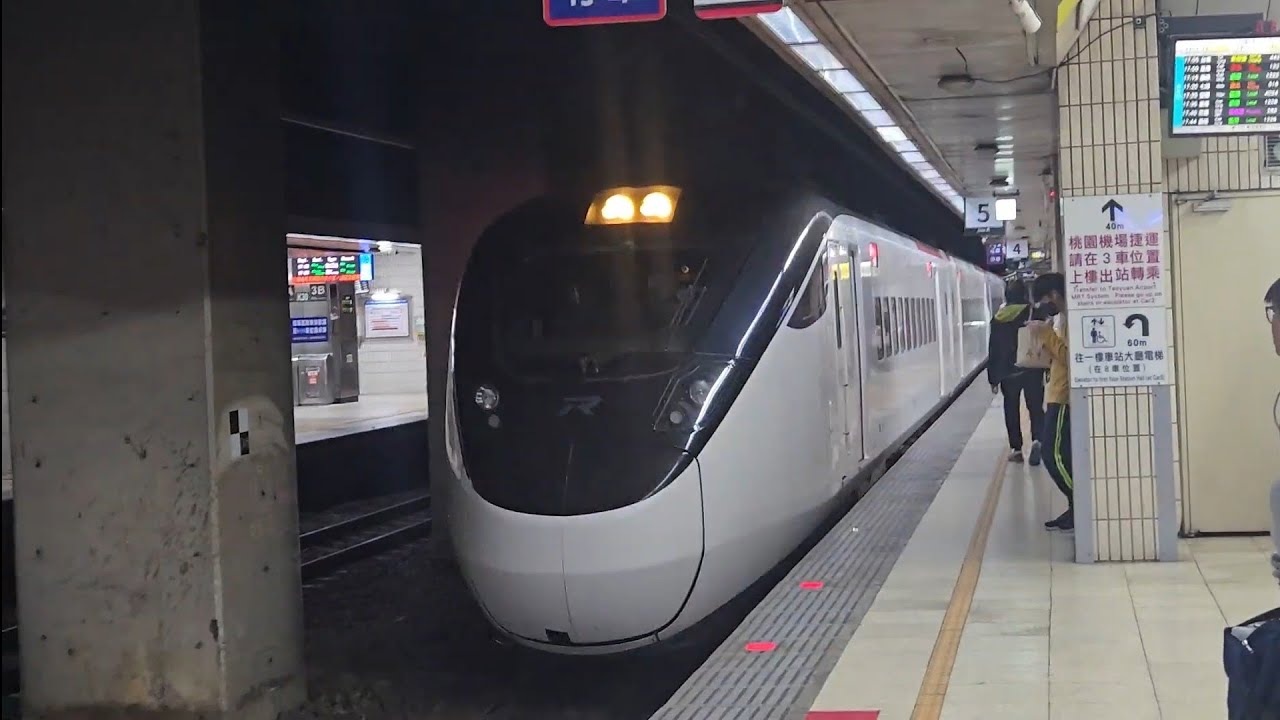 122次潮州發車開往基隆的E500型雙電力機車頭E523+十二節PP車廂+E525推拉式PP自強號，和442次樹林開往台東的EMU3000型十二輛編組EMU3004皮蛋豆腐騰雲號紅色帶新城際自強號列車