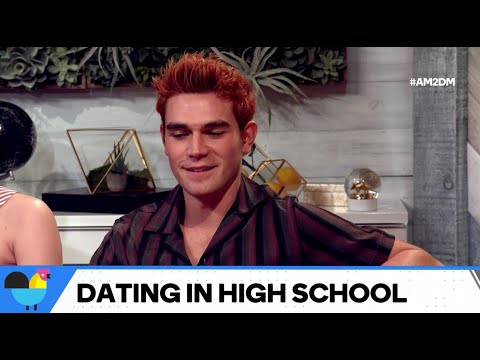 Video: KJ Apa Net Worth: Wiki, naimisissa, perhe, häät, palkka, sisarukset