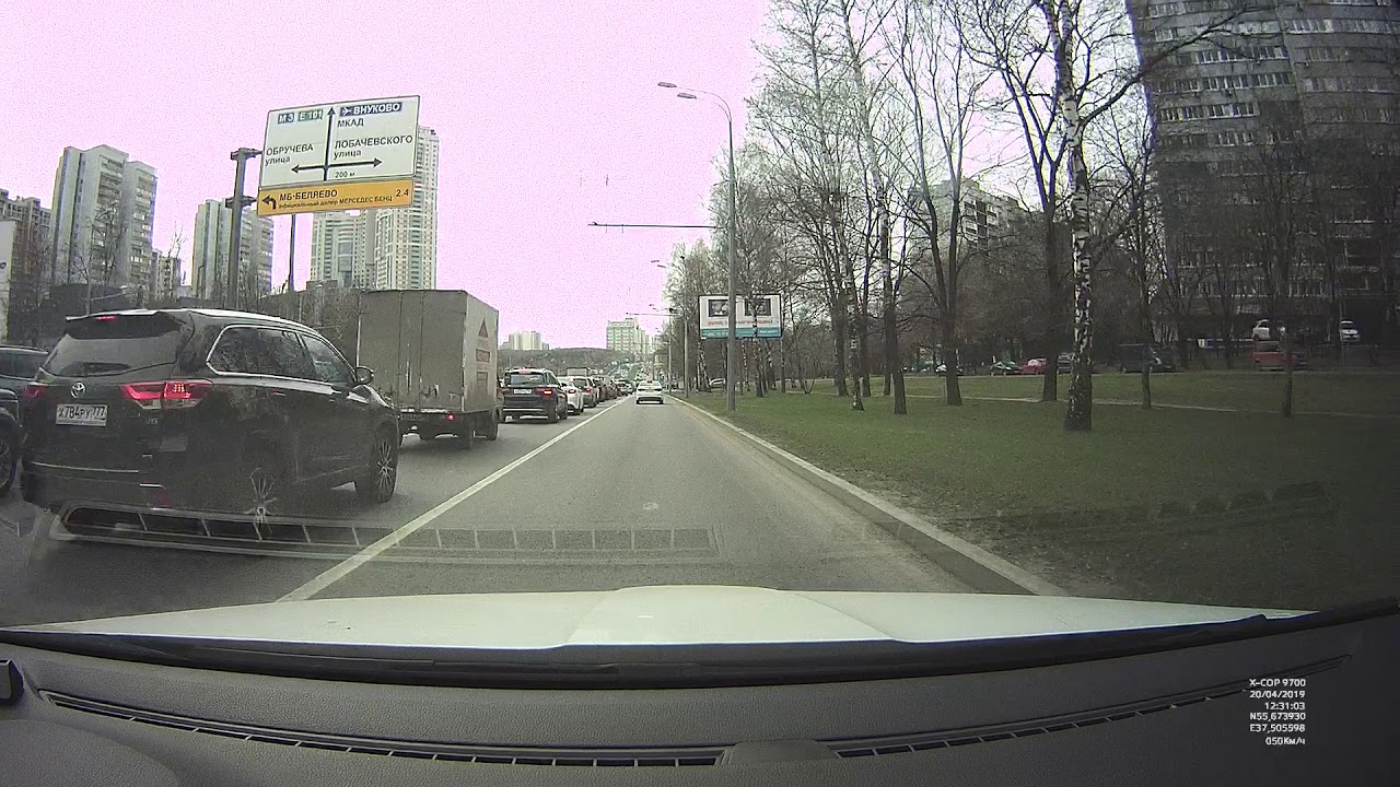 Пидор сосет в машине
