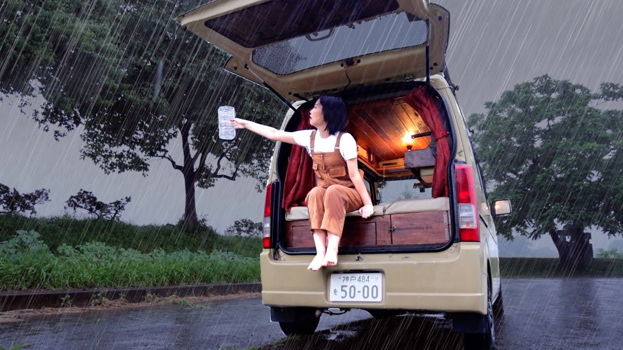 Минивэн, который отлично работает в сильный дождь.