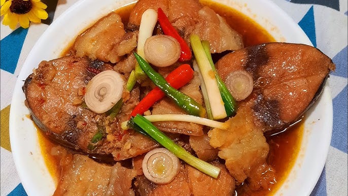 Cách thưởng thức món cá ba sa kho thịt ba chỉ