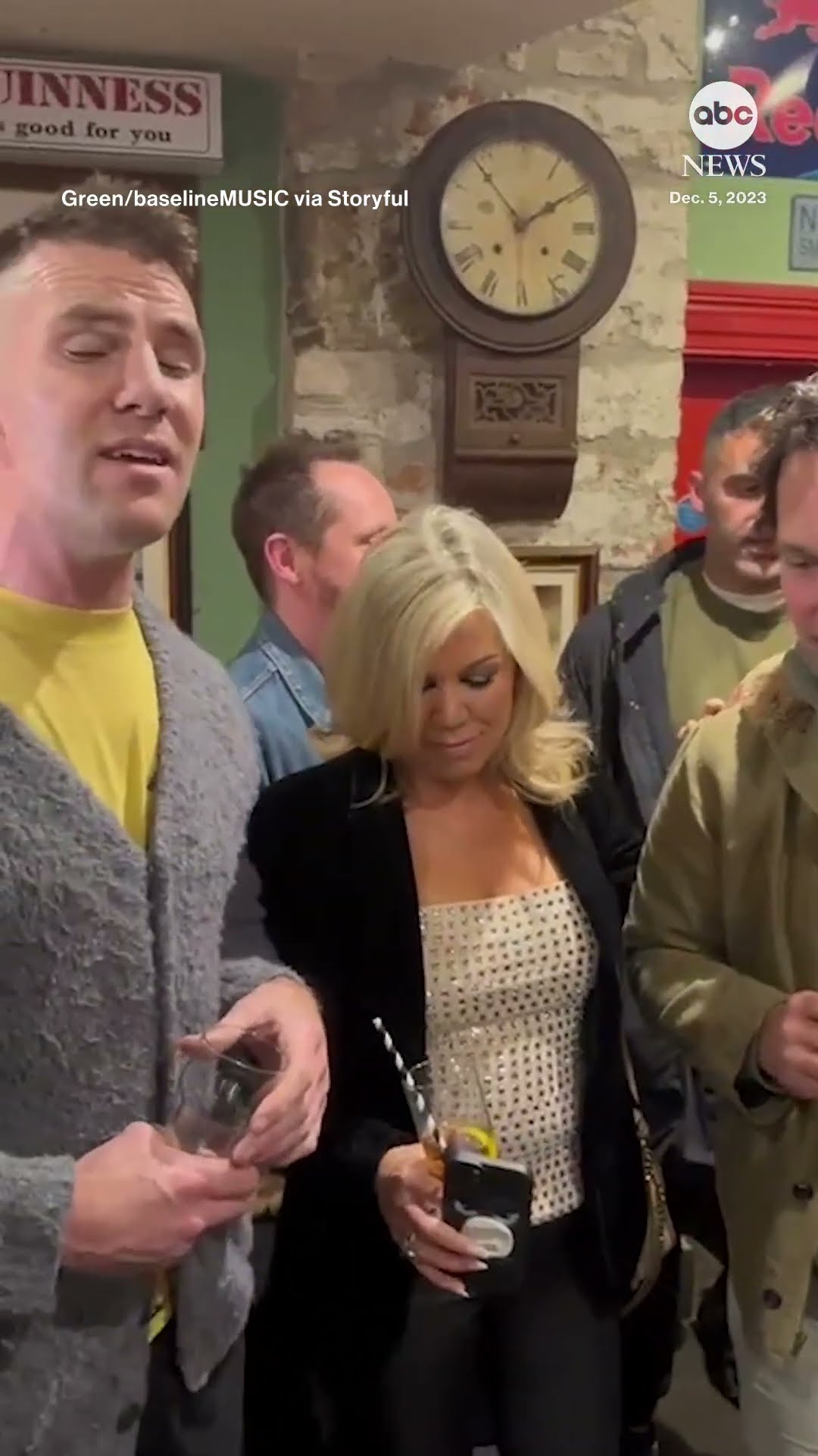 Paul Rudd gets a song with his pint in Dublin pub - ABC News