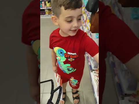 كشفت دينيز عم يشتري مكياج شاف اظافر للصبيان