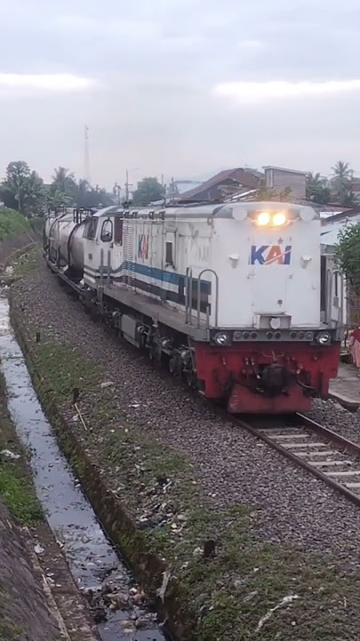 SEMBOYAN 35 MERDU LOKOMOTIF CC 204 11 16 KPT #divre3 #lokomotif #cc204 #kai #keretaapi