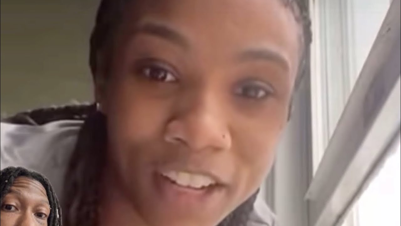 Женщина высыпает прах ребенка своего друга