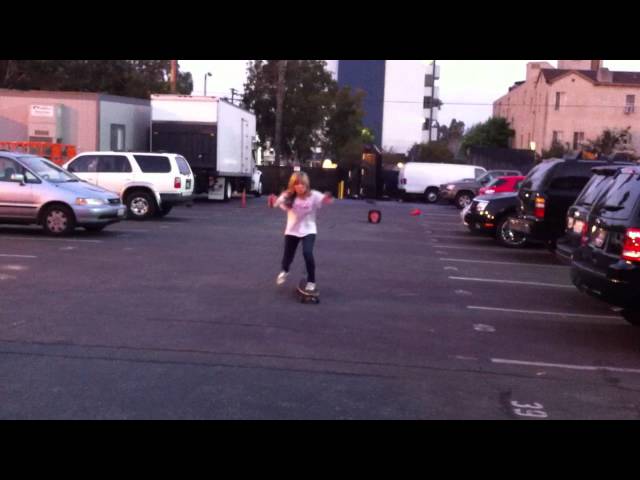 iCarly: Jennette Skateboards Into Jerry (Literally) class=
